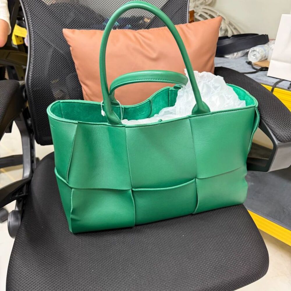 Bottega Veneta Women Pre-Loved Bag Very Good Condition